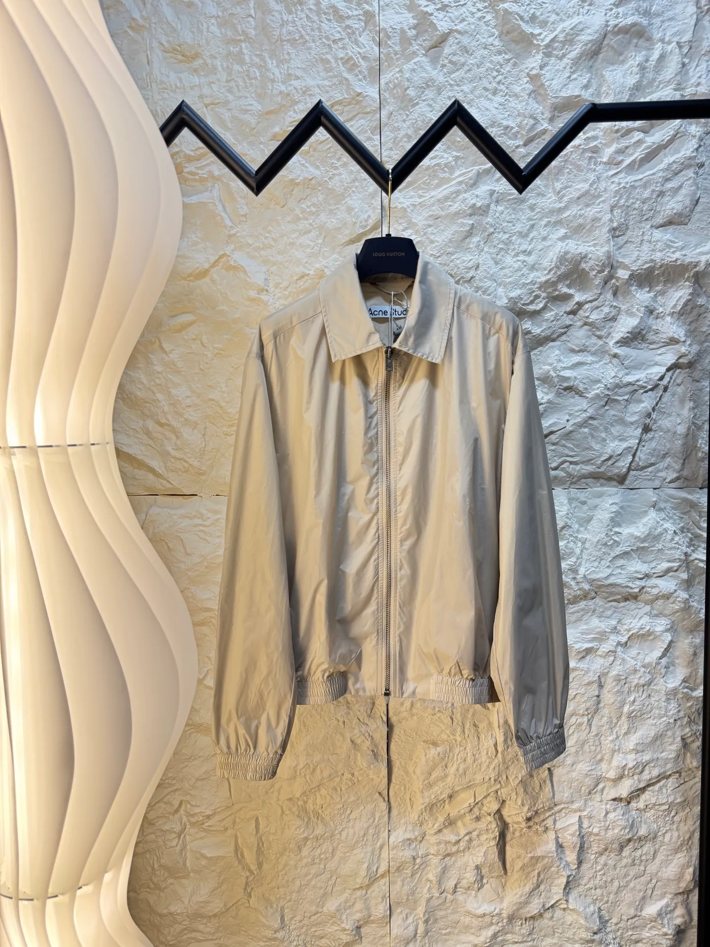 Acne Studios 26SS logo technical fabric jacket ●Authentic 5500 purchased and developed ●Cotton-nylon blended technical fabric ●Customized rayon LOGO jacquard ●Reflective printing ●High temperature pre-shrinking ●Customized 1:1 buttons ●Customized 1:1 trademark ●Fit version ●Size: 42 44 46 48